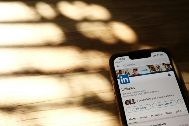 How to build a strong LinkedIn personal brand with profile and content tips