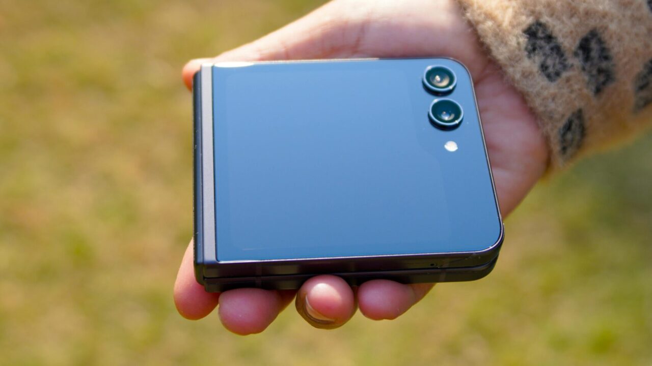 Motorola Razr+ 2026 leaked renders reveal a bigger cover screen, new design, specs, price, and launch details. Full breakdown here.