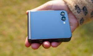 Motorola Razr+ 2026 leaked renders reveal a bigger cover screen, new design, specs, price, and launch details. Full breakdown here.